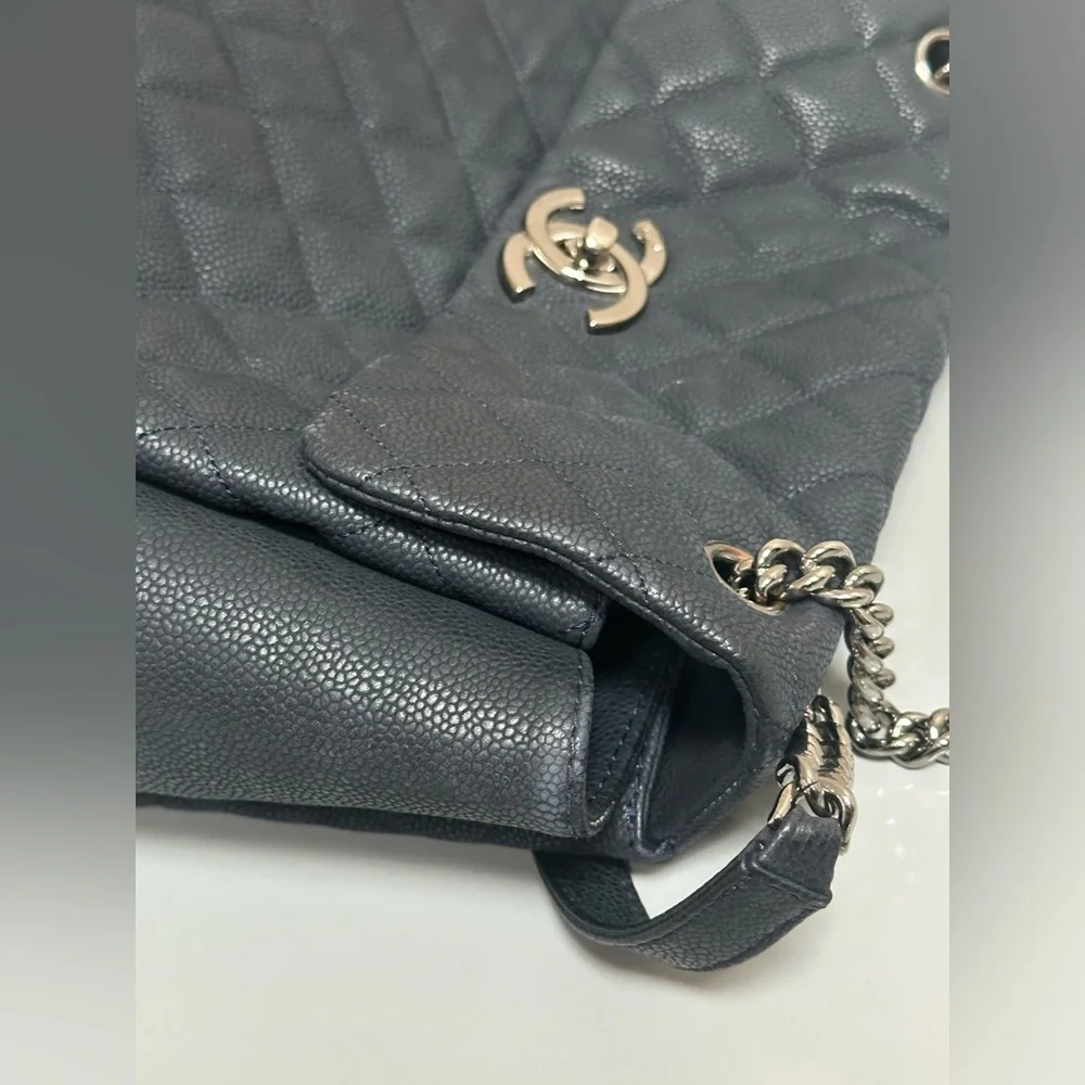 ❌SOLD❌ Chanel Quilted Bag Navy Blue - Picture 6 of 16